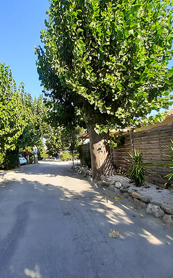 La zona para autocaravanas del camping Les Peupliers, camping en la naturaleza cerca de Béziers