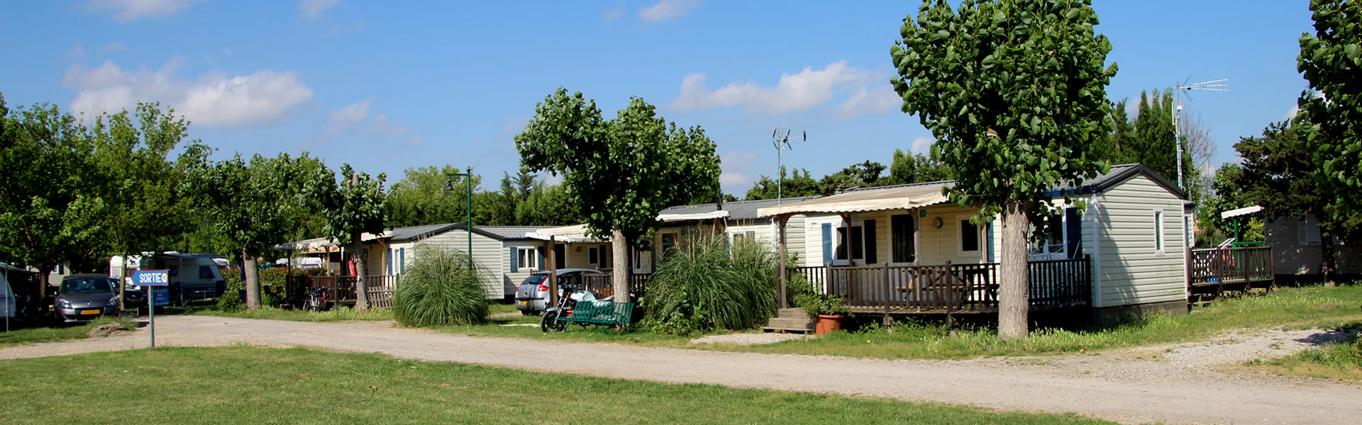 Algemeen beeld van de stacaravans te huur op Camping Les Peupliers bij Béziers