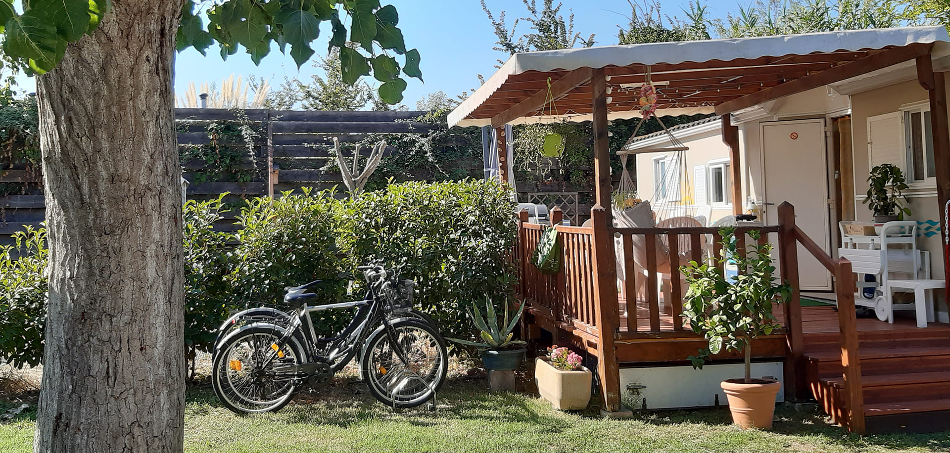 Mobilehome rental near Béziers at Les Peupliers campsite on the banks of the Canal du Midi