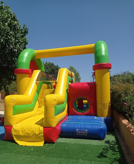 La zona de juegos del camping Les Peupliers, en las inmediaciones del Canal du Midi