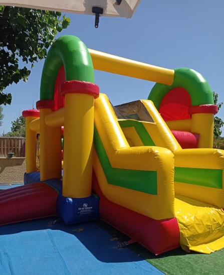 La piscina de bolas del camping Les Peupliers, camping familiar en las inmediaciones del Canal du Midi