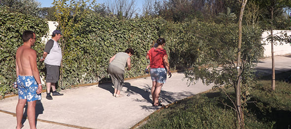 De boulodrome op camping Les Peupliers, een familiecamping tussen Narbonne en Béziers