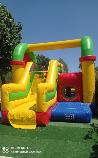 La piscina de bolas del camping Les Peupliers, camping familiar en las inmediaciones del Canal du Midi