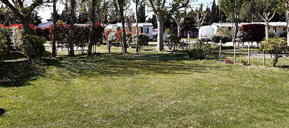 Parcelas para tiendas de campaña, caravanas y autocaravanas en el camping Les Peupliers, en Colombiers, al borde del Canal du Midi