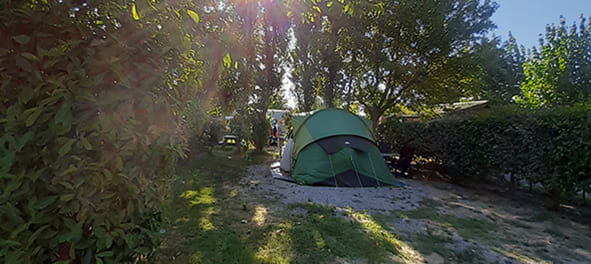 Standplaatsen voor tenten op camping Les Peupliers aan de oever van het Canal du Midi