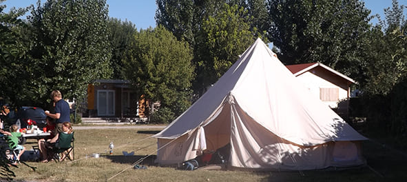 Standplaatsen voor tenten op camping Les Peupliers in Colombiers, bij Béziers