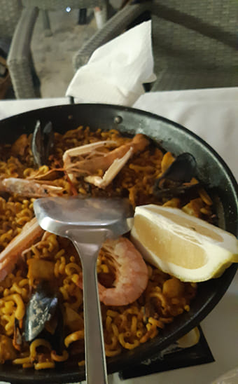 Paella ofrecida por el restaurante del camping Les Peupliers, en las inmediaciones del Canal du Midi