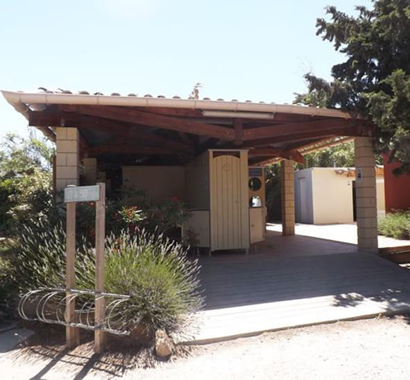 Les Peupliers campsite bathroom facilities near Béziers