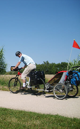 Notre camping Accueil Vélo les Peupliers au bord du Canal du Midi, offre l’assurance pour les voyageurs à vélo d'être situé à moins de 5 km d’un itinéraire cyclable