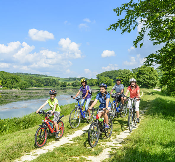 Le camping Les Peupliers à Colombiers au bord du Canal du Midi vous propose des locations de mobil-homes et d’emplacements pour les amoureux du vélo.