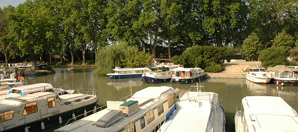 The 3* Les Peupliers campsite is in Colombiers on the banks of the Canal du Midi