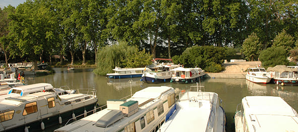 3-sterren camping Les Peupliers ligt in Colombiers aan de oever van het Canal du Midi