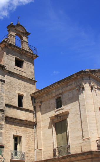 De stad Pézenas ligt op enkele kilometers van de 3-sterren camping Les Peupliers in Colombiers tussen Narbonne en Béziers