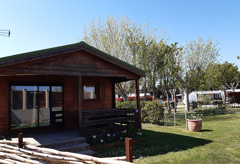 Houten terras met picknicktafel: chalet 2 / 4 personen