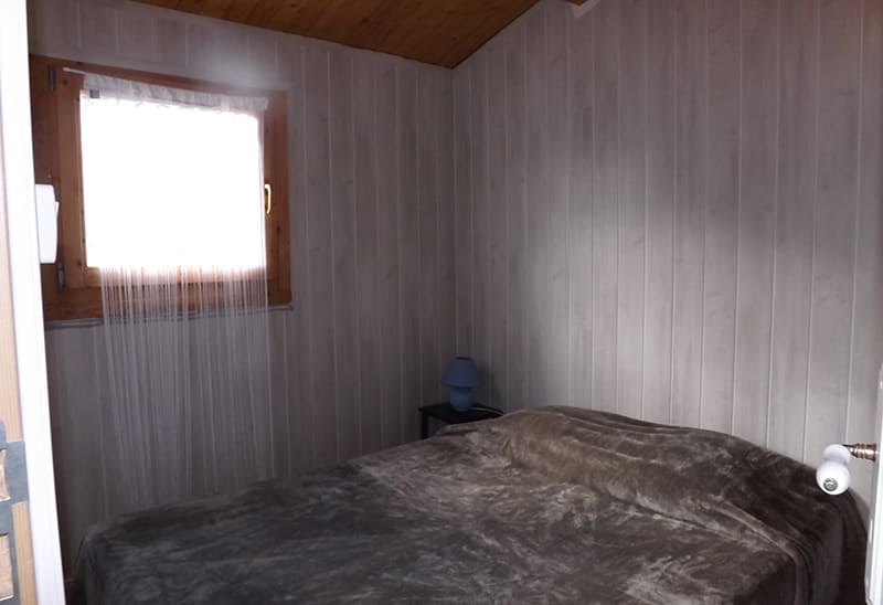 Room with 1 bed in 140: chalet 2/4 places