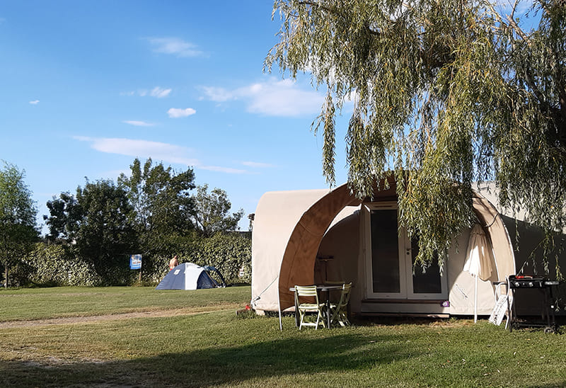 Espace salon de jardin : Coco Sweet, en location au camping les Peupliers à Colombiers, au bord du Canal du Midi