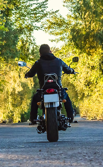 «Tarifa mochilero» para motoristas: parcelas a precios bajos ofrecidas por el camping Les Peupliers, al borde del Canal du Midi