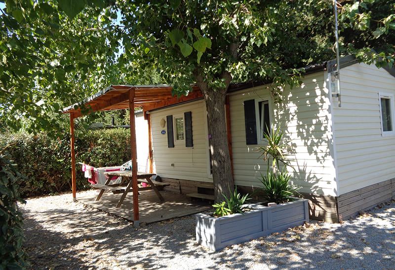Terraza con muebles de jardín: mobil-home Trigano Sympa 24/27 m² 2/4 personas