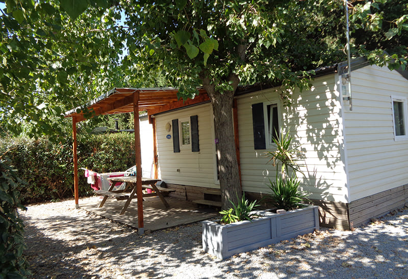 Terras met tuinmeubilair: stacaravan Trigano Sympa 24/27 m² 2/4 personen