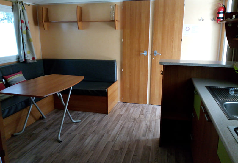 Coin salon avec banquette : mobil-home Trigano Sympa 24/27 m² 2/4 places