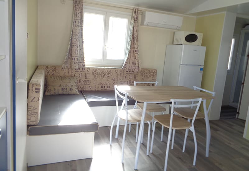 Sala de estar con banqueta: mobil-home Trigano Sympa 29/31 m² 6 personas