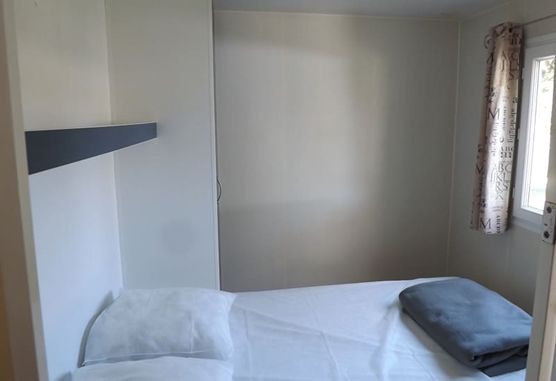 Chambre lit double : mobil-home Trigano Sympa 29/31 m² 6 places