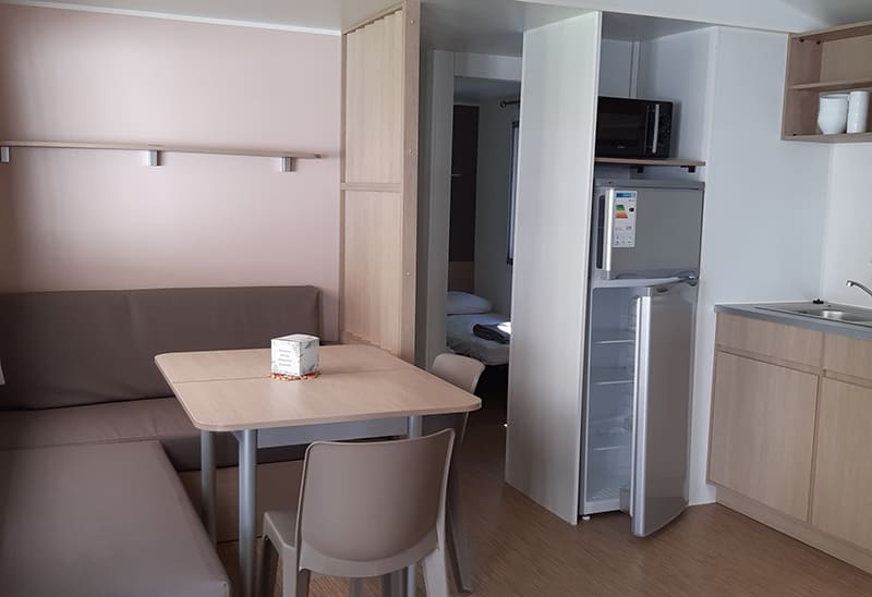 Coin cuisine : mobil-home 3 chambres 35 m² 6/8 personnes