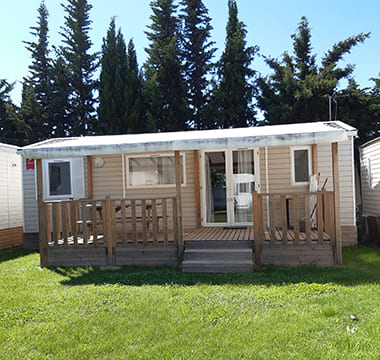 Vista de la mobil-home de 3 habitaciones y 35 m² en alquiler en el camping Les Peupliers, camping en la naturaleza cerca de Béziers