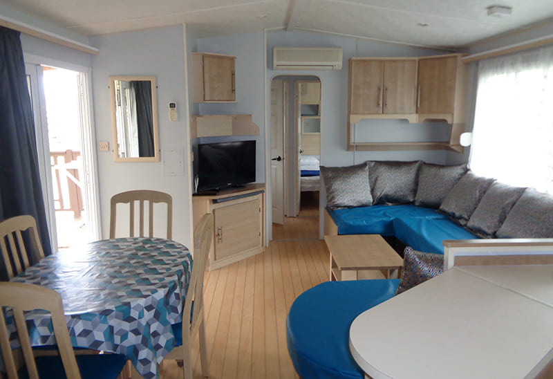 Coin salon avec banquette : mobil-home 3 chambres 40 m² 6 personnes