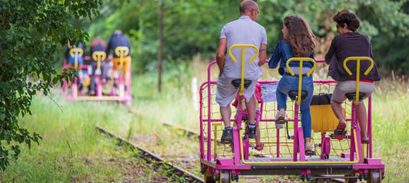 El ciclo-raíl, una actividad en los alrededores del camping Les Peupliers, en Colombiers